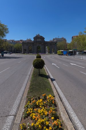 Así es Madrid vacío... Vista de la Puerta de Alcalá