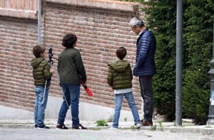 Javier Merino disfruta del primer día de salida para los niños junto a sus hijos