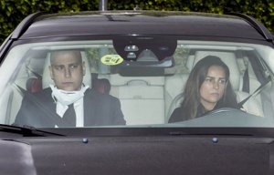 Ana Obregón y Alessandro Lequio regresan a casa, arropados por los suyos, tras el último adiós a Álex Lequio