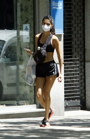 Lucía Rivera sale a comprar protegida con mascarilla
