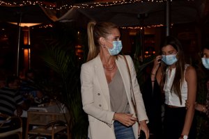 Luis Figo disfruta de una cena familiar con su mujer, Helen Svedin, y sus hijas