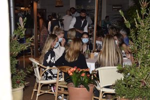 Luis Figo disfruta de una cena familiar con su mujer, Helen Svedin, y sus hijas