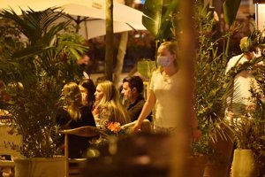 Luis Figo disfruta de una cena familiar con su mujer, Helen Svedin, y sus hijas