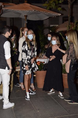 Luis Figo disfruta de una cena familiar con su mujer, Helen Svedin, y sus hijas