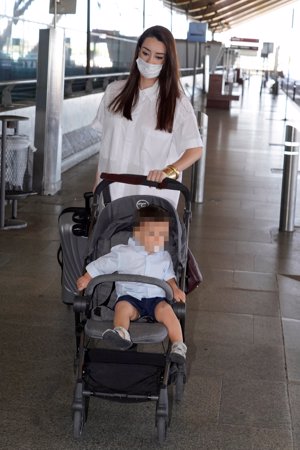Adara llega al aeropuerto de Madrid Bajaras con su hijo Martín