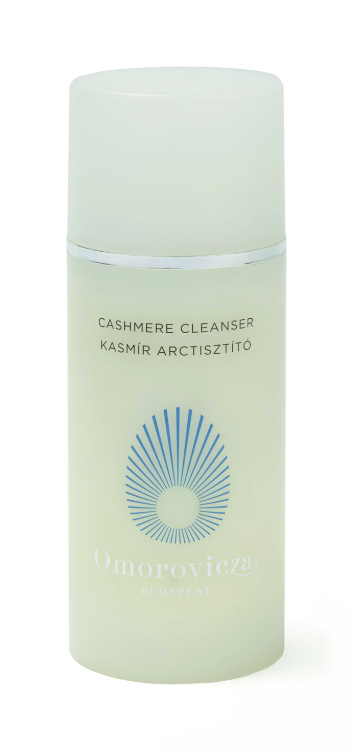 Omorovicza Cashmere Cleanser. disponible en The Singular Olivia. 64€. Formulado con una mezcla de activos calmantes para limpiar las pieles más sensibles. Cuenta con caléndula, aceite de albaricoque y manteca de karité entre algunos de sus principios.