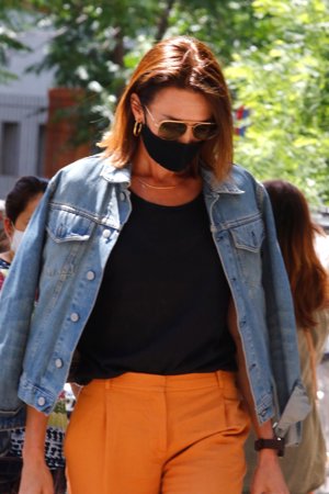 La modelo Nieves Álvarez pasea por Madrid