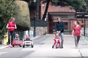 Carlos Baute pasea por los alrededores de su domicilio con Astrid Klissans y sus hijos