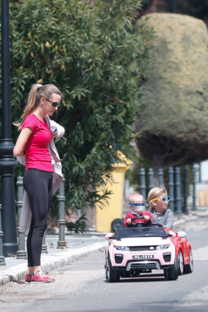 Astrid Klissans, muy pendiente de sus pequeños durante un paseo familiar