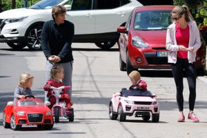 Carlos Baute y su mujer dan un relajado paseo en familia con sus tres hijos