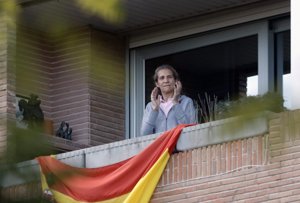 La infanta Elena continúa cumpliendo su cita con el aplauso sanitario de las 20.00