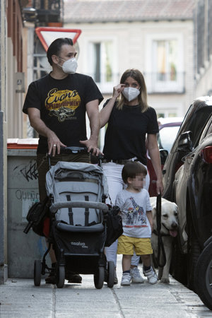 Iñaki López y Andrea Ropero, paseo en familia por el centro de la capital