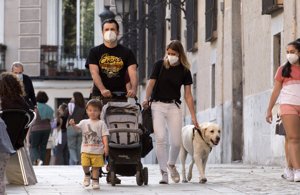 Iñaki López y Andrea Ropero disfrutan de un tranquilo paseo con su hijo y su mascota