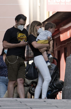 Iñaki López, muy pendiente de su teléfono móvil durante un paseo de lo más familiar