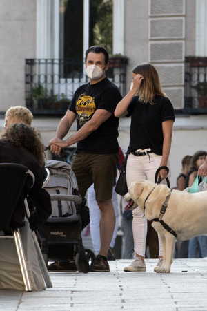 La pareja de presentadores disfrutaron de un paseo aprovechando la buena temperatura que hace en la capital