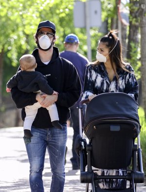 Isco y Sara Sálamo disfrutan de un tranquilo paseo familiar