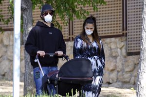 Isco y Sara Sálamo pasean relajados por los alrededores de su domicilio