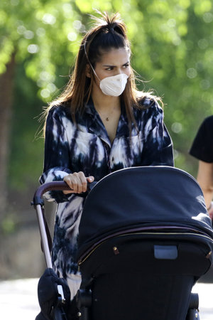 Sara Sálamo se encargó de llevar el carrito del bebé durante su paseo