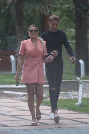 Hugo Sierra e Ivana Icardi disfrutan de una comida de ¿enamorados?