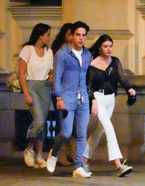 Gonzalo Caballero y su novia pasearon cariñosos ajenos a todas las miradas