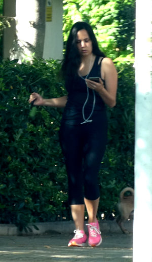 La novia de Alex Lequio con look cómodo para pasear a su mascota