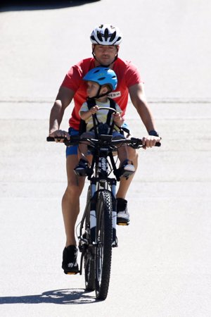 Bisbal disfrutó de un tranquilo paseo en bicicleta con su pequeño Matteo