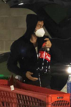 Mario Casas, el amo de casa ideal, intenta pasar desapercibido en el supermercado