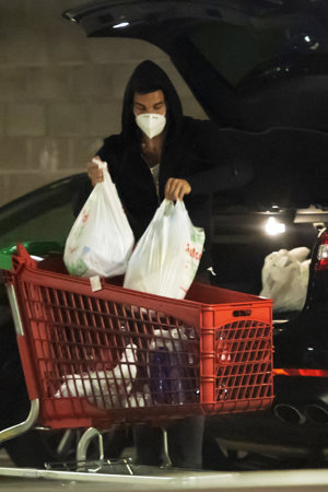 Mario Casas, el amo de casa ideal, intenta pasar desapercibido en el supermercado