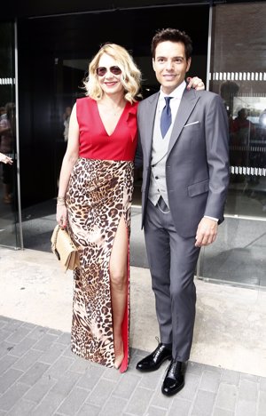 Belén Rodríguez, con un look de lo más cuestionado, acompañada por su compañero Antonio Rossi