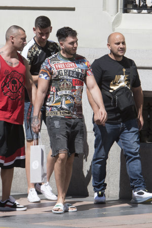 Fiel a su estilo colorido, Omar lució una camiseta estampada