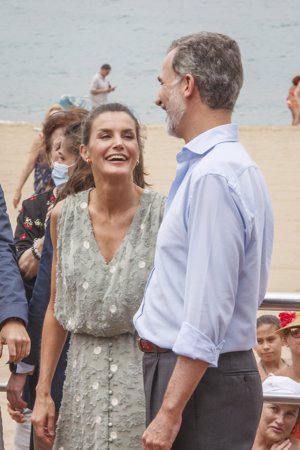 La reina miró embelesada a su marido durante su visita a Las Palmas