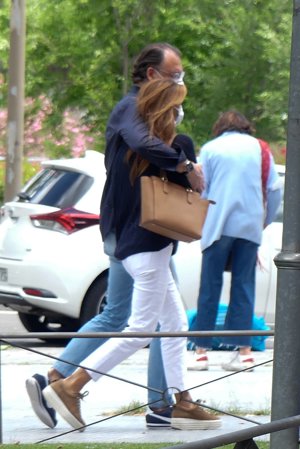 Elena Rodríguez disfruta de un romántico paseo con su novio por las calles de la capital