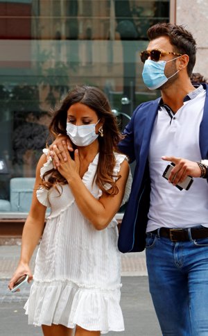 Jorge y Alicia no se quitaron las mascarillas reglamentarias durante su tranquilo paseo por Madrid