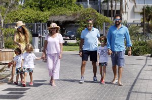 Paseo familiar por Ibiza de Tita Cervera, Manolo Segura, Borja, Blanca Cuesta y sus hijos