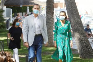 Los Reyes visitan Palma de Mallorca para conocer los protocolos sanitarios de los hoteles
