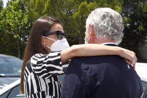 La viuda de Carlos Falcó dio el pésame a un conocido en la capilla ardiente de Manolo Segura