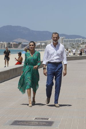 Don Felipe y doña Letizia recorrieron el mítico paseo marítimo de 