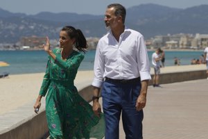 Don Felipe y doña Letizia se mostraron cercanos y cariñosos durante su paseo