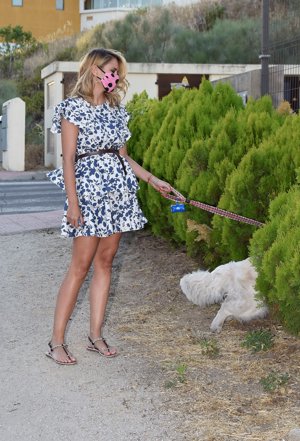 Alba Carrillo disfruta de un tranquilo paseo con su mascota por los alrededores de su domicilio