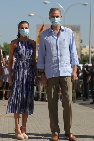 Los Reyes han proseguido su tour por España visitando uno de los barrios más pobres de España