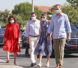 La Reina ha estrenado un veraniego vestido de rebajas de Adolfo Domínguez