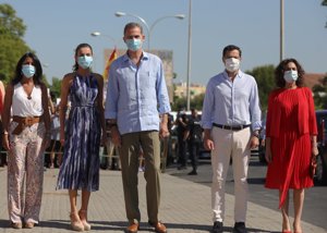 Don Felipe y doña Letizia aguantaron estoicamente el calor de Sevilla, que rozó los 40 grados