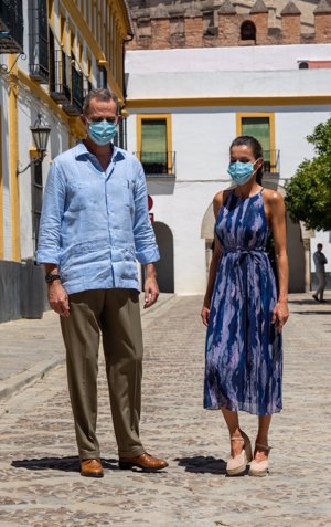 Don Felipe y doña Letizia desafiaron a las altas temperaturas para dar un paseo por el centro de Sevilla