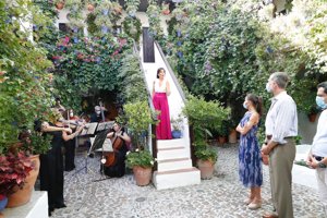 Don Felipe y Doña Letizis disfrutaron del ensayo de la soprano Auxiliadora Toledano durante su visita a los Patios cordobeses
