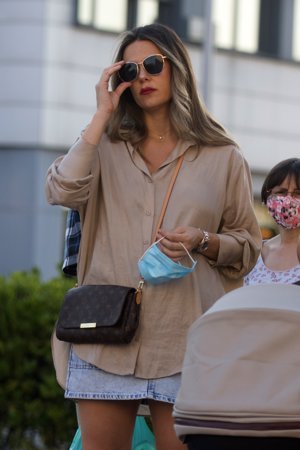 La cantante lució un look de lo más chic con grandes gafas de sol y bolso de Louis Vuitton