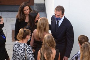 El colaborador se mostró muy cariñoso con su ex mujer y con la novia de su hijo tras el funeral en memoria de Aless