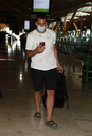 El novio de Laura Matamoros, con mascarilla, se mostró pendiente de su teléfono móvil