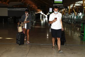 La enamorada pareja se mostró molesta por la presencia de prensa a su llegada al aeropuerto de Madrid