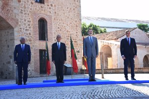 Don Felipe, Pedro Sanchez, Cósta y Rebelo de Sousa posan durante el solemne acto de apertura de fronteras entre España y Portugal