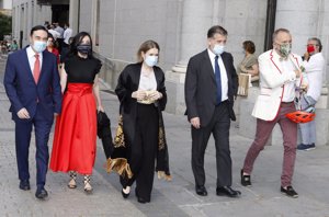 Pedro J Ramírez y su mujer, Cruz Sánchez de Lara a su llegada al Teatro Real acompañados por amigos